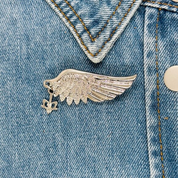 ⭐Angel Wing  Brooch Pin Silver Plated  Tie Clip with Fleur-De-Lis Winged Emblem⭐ - Picture 1 of 5